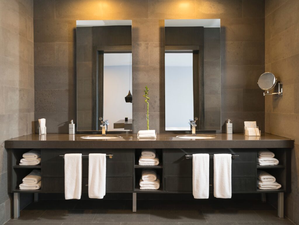 Quelle est la hauteur idéale d&rsquo;un plan de travail de salle de bain ?